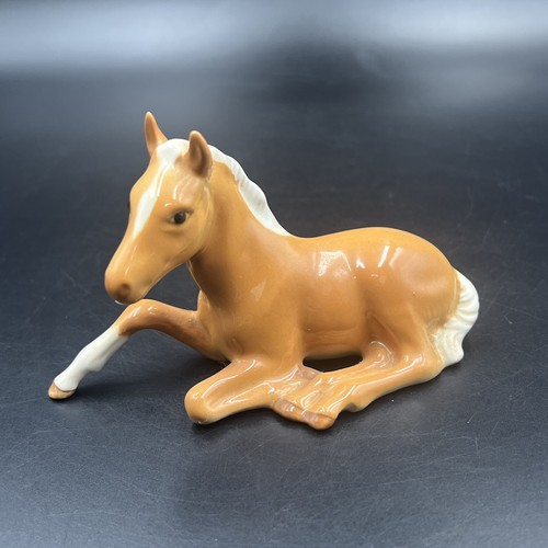 Beswick palomino horse - horse, lying