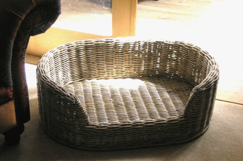 Small oval wicker - , dog