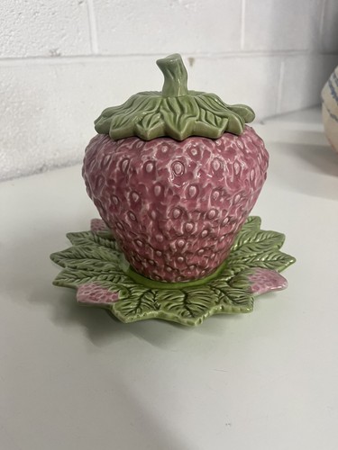 Strawberry shaped majolica - strawberry,