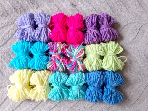 Bundle job lot small skeins - 18,