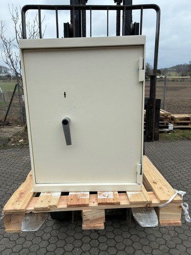 10000 rated used cash - £, safe
