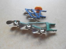 BRITAINS FARM PLOUGHS SET 9546 - Green Turnover Plough and Blue 3 Furrow Plough