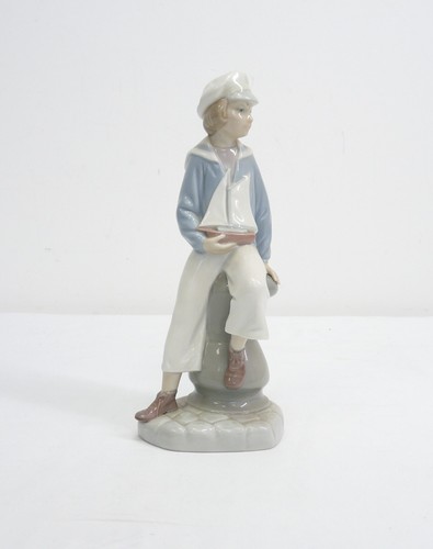 Lladro boy with yacht - with, figurine