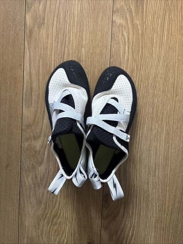 Women defy climbing shoes - lv,