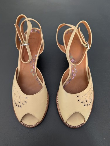 Clarks pale yellow leather - pale,