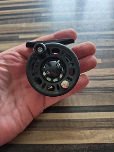Compact fly fishing reel - compact,