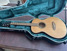 Breedlove Discovery S Concertina Red Cedar/African Mahogany + SKB Flight Case