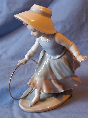 Nao lladro 0297 girl - by,