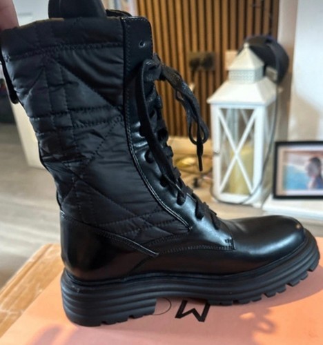 New box moda - in, black