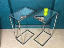 A CHARMING PAIR OF MID CENTURY STYLE CHROME & MIRROR GLASS SIDE BEDSIDE TABLES