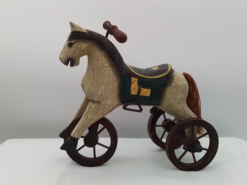 White wooden horse - 7.5",