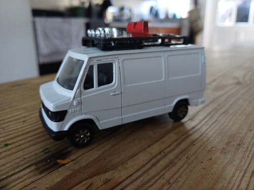 Corgi mercedes benz - 207d, van
