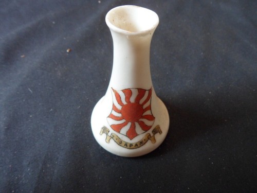 Swan crested china - vase, with