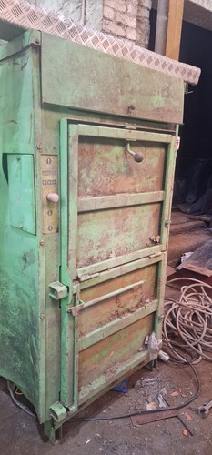 Cardboard plastic baler - /,