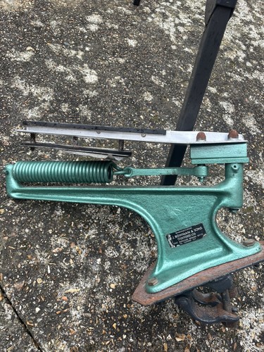 Clay pigeon thrower trap - pigeon, thrower/trap