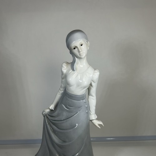Nao lladro woman - by,