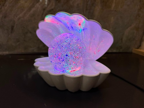 Iridescent clam shell pearl - iridescent,