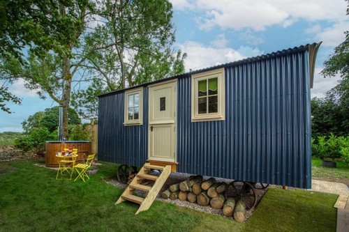 Shepherds hut - hut,