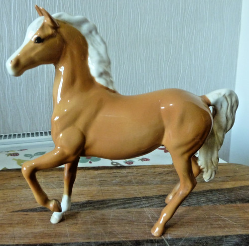 Beswick palomino horse - palomino, model