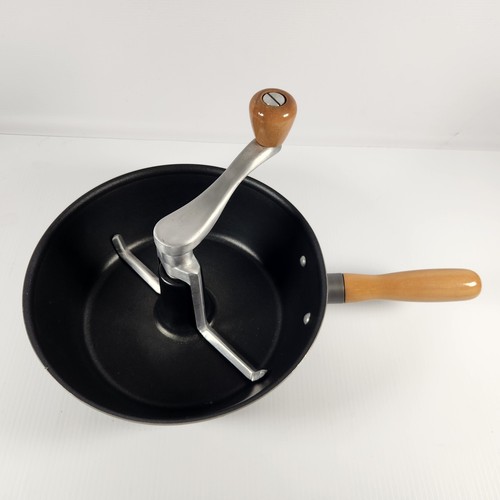 Hand crank stirring sauce - stirring,