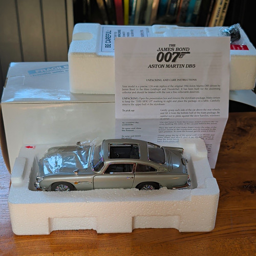 James bond 007 aston martin - james,