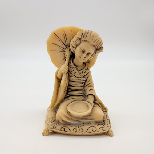 Sitting japanese geisha girl - sitting,
