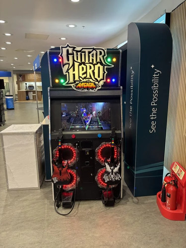 Guitar hero arcade - guitar, machine
