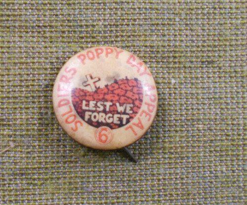 D366 tin badge soldiers - badge,