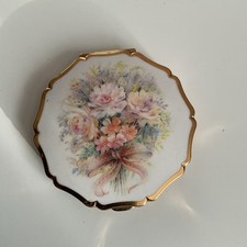 Vintage Stratton Powder Compact With Mirror Enamelled Lid Flowers Scalloped Edge