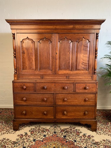 Oak linen press livery - press,