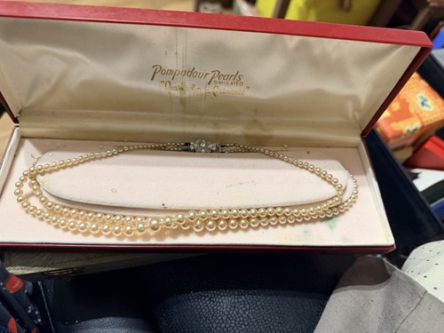 Pompadour pearls strand art - 2,