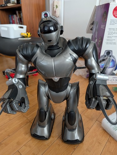 Robosapien sharper image - robosapien,
