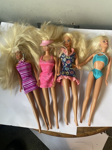 Bundle four barbie - four, dolls