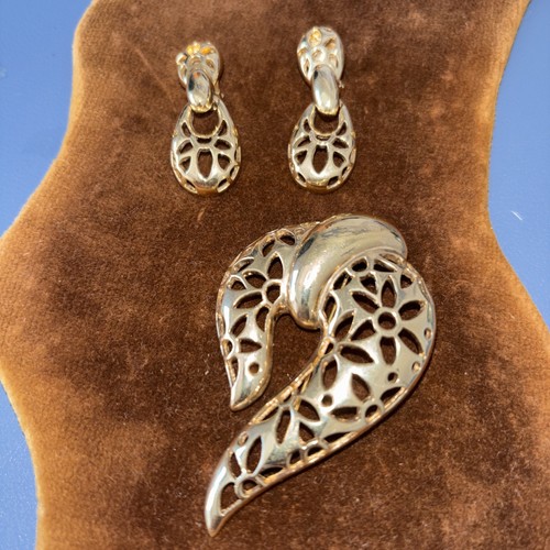 Vintage open work brooch - open,