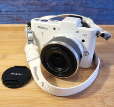 Nikon1 V1 Mirrorless Bianca Corpo + Obiettivo 1Nikkor 10-30 + Tracolla Originale