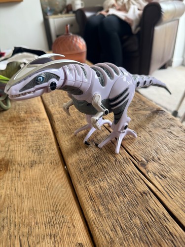 Wowwee walking roboraptor - wowwee,
