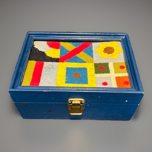 Vtg trinket box - trinket, needlepoint