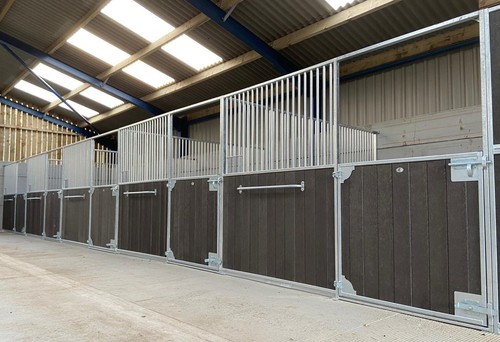 Internal stables hinged - stables,