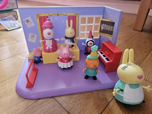 Peppa pig dance - pig, studio
