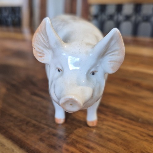 Beswick pig figurine wall - figurine, “wall