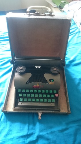 Old antique typewriter case - in,