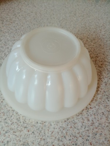 Tupperware white jelly mould - white,