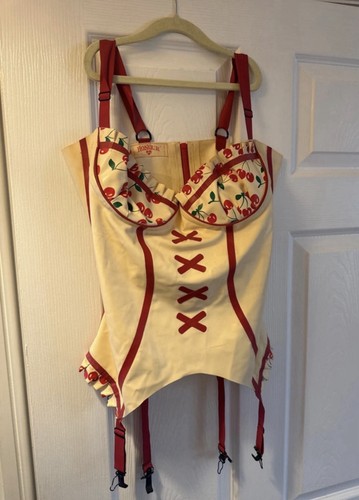 Honour cherry latex basque - cherry,