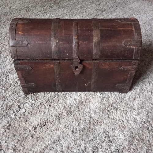 Rustic round top chest trunk - round,