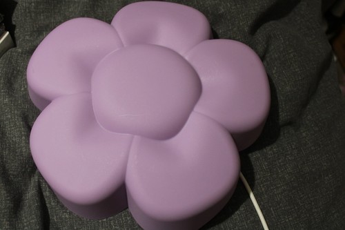 Upplyst purple flower - flower, wall