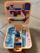 Vintage compact - Pollys Home. Polly pocket dolls figures 1990
