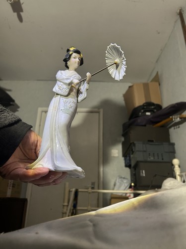 Unmarked geisha girl figurine - geisha,