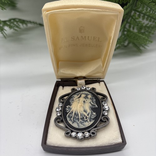 Pretty vintage cameo brooch - pretty,