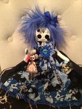 Della The 16” Gothic Hand