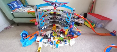 Hot wheels garage with - hot,